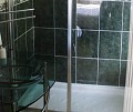 Sprchov kout s akryltovou vanikou a praktickm vkem